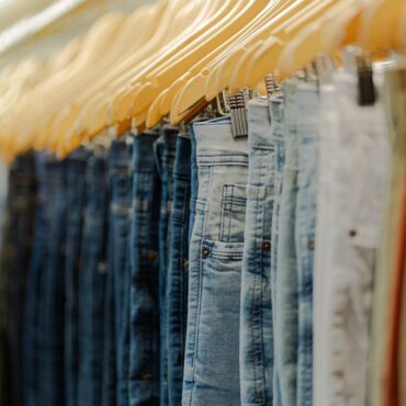 Guide des vêtements en jean pour un look urbain tendance 1