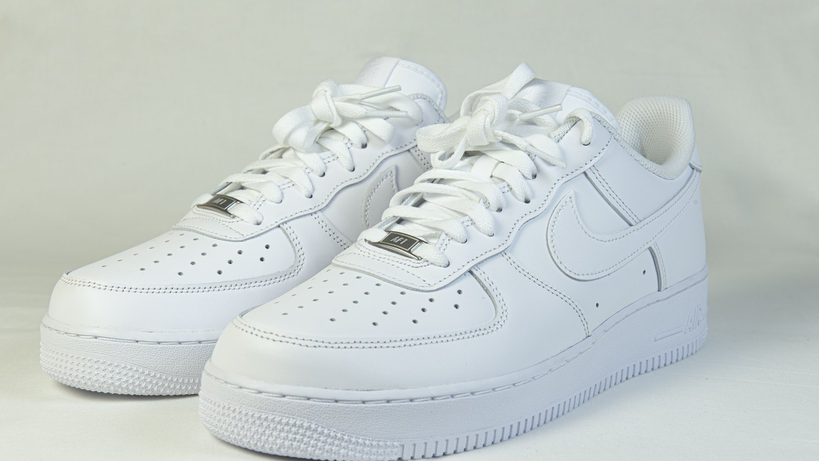 Paire de baskets blanches en cuir neuves posées côte à côte