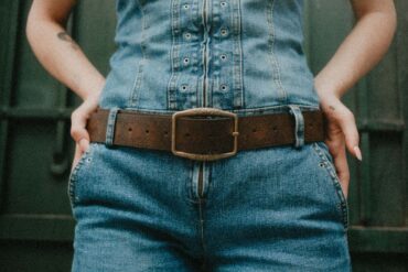 Ceinture large en cuir brun portée sur un jean taille haute