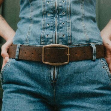 Ceinture large en cuir brun portée sur un jean taille haute