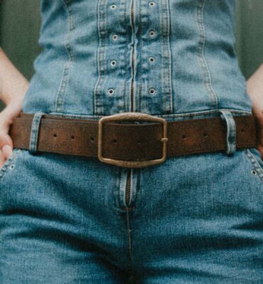 Ceinture large en cuir brun portée sur un jean taille haute