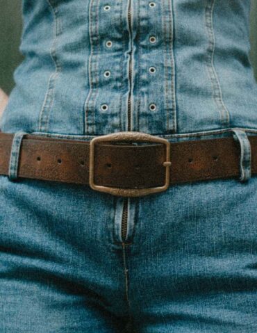 Ceinture large en cuir brun portée sur un jean taille haute