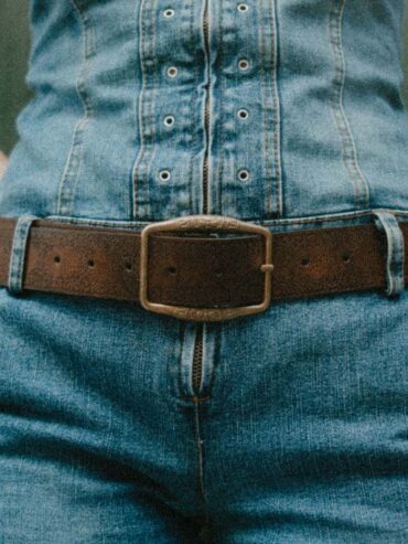 Ceinture large en cuir brun portée sur un jean taille haute