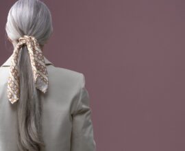 Foulard de soie noué autour d'une queue-de-cheval, vu de dos