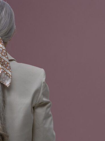 Foulard de soie noué autour d'une queue-de-cheval, vu de dos