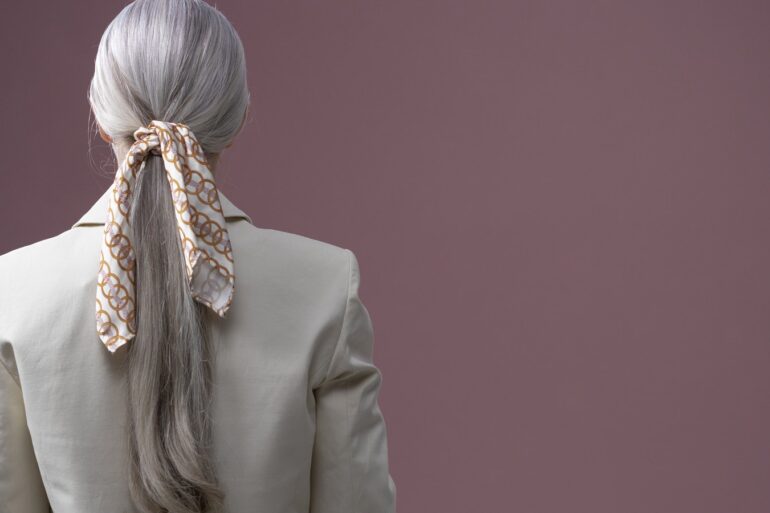 Foulard de soie noué autour d'une queue-de-cheval, vu de dos