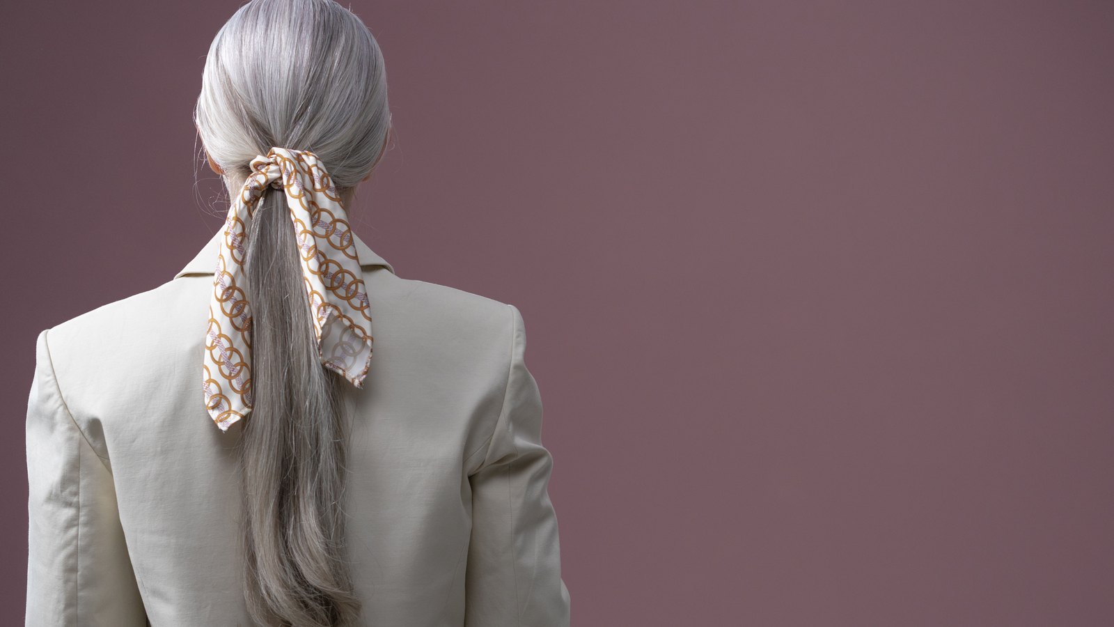 Foulard de soie noué autour d'une queue-de-cheval, vu de dos